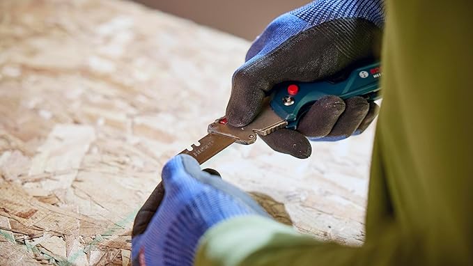 BOSCH H11-11100-1 Folding Utility Knife | Compact, Portable, and Durable with Integrated Blade Storage, Thumb Rest, and Includes Belt Clip, Strap Cutter, 3 Blades